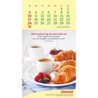 Kalenderblatt für Januar. Spruch: „Nimm jeden Tag als eine Gabe an.“ Bild: Zwei Kaffees, Croissant, Beeren.
