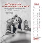 Text: "Gott schenke dir den Mut und die Kraft... Petra Würth." Kalender für Januar. Foto: Hund schaut zwischen zwei Füßen hoch.
