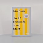 „Peter Finger. In 25 Lektionen zum Glück“. Gelbes Buchcover mit vertikalen Streifen und rundem Textfeld.