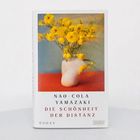 NAO-COLA YAMAZAKI: DIE SCHÖNHEIT DER DISTANZ. Roman. Ein Blumenstrauß in einer Vase auf rotem Untergrund.