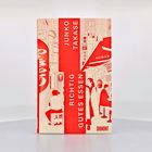 "Richtig Gutes Essen" von Junko Takase. Illustration einer Straßenszene mit Menschen, Gebäuden und einem Café.