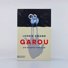 Text: "LEONIE SWANN GAROU EIN SCHAFS-THRILLER DUMONT". Illustration: Ein Widder unter einem Sternenhimmel.