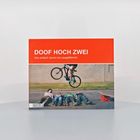 "DOOF HOCH ZWEI. Von einfach dumm bis saugefährlich." Ein Fahrradfahrer springt über liegende Personen.
