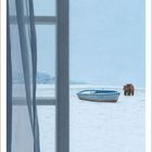 Kalender zeigt Januar, Wochenbeginn: Sonntag. Illustration: Blick durch ein Fenster auf ein Boot im Schnee, Bär im Hintergrund.