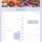 Vor einem Kalenderblatt des Monats Januar liegt eine Zwiebelsuppe umgeben von vielen Zwiebeln.