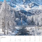 Kalenderblatt für Januar mit schneebedeckten Bergen und Bäumen, darunter ein kleiner Fluss und eine Brücke.