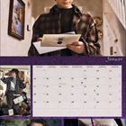 Kalender mit Januar-Motiven: Junge mit Briefen, Mann mit Bart, Kuchen mit "Happee Birthdae Harry".