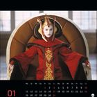 Kalender Januar, mit einer Frau in rotem königlichen Gewand und auffälligem Kopfschmuck.