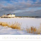 Kalender, Januar, Seebrücke Ahlbeck, verschneite Küste mit Pier, ruhiges Meer, blauer Himmel, goldenes Licht auf Dünen.