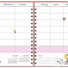 Kalender mit den Namen Christine, Frank, Emily, Leon, Anna über einer Woche im Januar. Illustration: Snoopy und Kinder rodeln.