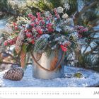 Januar. Ein Eimer mit Tannenzapfen, roten Beeren und Zweigen, leicht mit Schnee bedeckt, vor einem Nadelbaum.