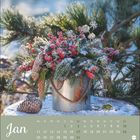 "Jan" in großer Schrift mit Kalenderdaten darunter. Ein Eimer mit Tannenzapfen, roten Beeren und Zweigen, von Schnee bedeckt.