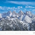 Text: "JANUAR". Schneebedeckte Berge unter blauem Himmel, klare Sicht auf Gipfel. Kalenderblatt mit Datumsleiste unten.
