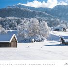 JANUAR. Schneelandschaft mit verschneiten Holzhütten vor einem bewaldeten Hügel. Klarer Himmel.