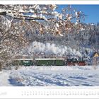 "JANUAR" steht links. Unten ein Kalender. Schneebedeckte Landschaft mit Dampflok, die durch verschneite Bäume fährt.