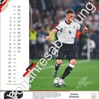 Text: "Spielführer Joshua Kimmich bei FC Bayern...", "Kalender mit Monatsanzeige", "Joshua Kimmich". Ein Fußballspieler im weißen Trikot mit Ball.