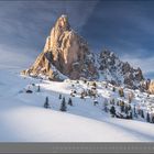 "01 | JANUAR" steht am unteren Rand. Schneebedeckter Berg mit Kiefern, klarer Himmel im Hintergrund.