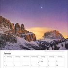 Januar Kalender mit Dolomiten-Panorama, Berggipfel bei Abenddämmerung, klarer Sternenhimmel.
