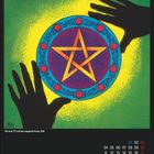 "Die drei ??? und der magische Kreis, 1981." Illustration mit einem Pentagramm in einem Kreis, umgeben von zwei Händen. Darunter der Januar-Kalender.