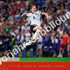 Text: "Vorjahresabbildung". Eine Sportlerin im Sprung, jubelnd, inmitten einer jubelnden Menschenmenge. Kalender ist sichtbar.