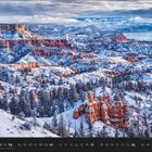 Kalenderseite mit Datumsleiste unten. Verschneite Landschaft mit roten Felsen und Tannen im Bryce Canyon.