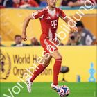 Text: "Leon Goretzka" und "Vorjahresabbildung". Ein Fußballspieler in rotem Trikot des FC Bayern mit Ball auf Rasen.