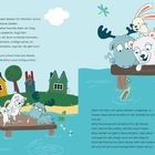 Ein Eisbär, ein Hase, Füchse und ein Elch sitzen auf einem Steg. Sie beobachten eine Flaschenpost im Wasser.