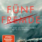 Text: Romy Fölck, FÜNF FREMD, Nur einer kennt das tödliche Geheimnis, das sie alle verbindet. Illustration: Stürmische See.