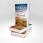 "Elizabeth Haran: Im Land des weiten Himmels", Australischer Roman, SPIEGEL Bestseller-Autorin. Bücherstapel mit Landschaft.