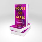 "House of Glass" von Sarah Pekkanen. Ein pinkfarbenes Buchcover mit großen gelben Buchstaben. Es liegen drei Bücher gestapelt.