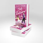 "Ellie K. Wilde: Only Between Us" auf pinkem Hintergrund. Zwei Figuren, eine sitzende Frau und ein stehender Mann mit Helm.