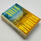 Buchcover: "VILLA RIVOLTA", "DANIEL SPECK", "Roman", "Fischer". Oben blau, unten gelb mit zwei spielenden Kindern.