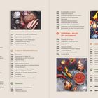 Text: INHALT, VORWORTE, GRUNDLAGEN ZUM FEUERMACHEN, FRÜHSTÜCK & KLEINE GERICHTE, FLEISCH & GEFLÜGEL, FISCH & MEERESFRÜCHTE, GEMÜSE, TOPPINGS & SALATE FÜR UNTERWEGS, SÜSSES, BROT & BRÖTCHEN, POWERSNACKS FÜR UNTERWEGS, REZEPTREGISTER, IMPRESSUM.

Links und rechts sind Bilder von Speisen.