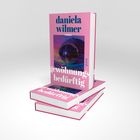 Auf pinkem Hintergrund steht "daniela wilmer", darunter "roman". Weiter unten "gewöhnungsbedürftig". Eine Disco-Kugel ist abgebildet.