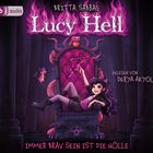 Ein Mädchen sitzt grinsend auf einem Thron mit Dämonendekor. Sie trägt dunkle Kleidung. Schrift: "Lucy Hell", "Gelesen von Derya Akyol".
