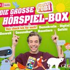 "Die große Hörspiel-Box" steht oben. Illustration mit lächelndem Mann, Roboter, Kind mit "Frieden"-Schild, Sonne und Tieren.