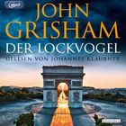 Oben steht "JOHN GRISHAM DER LOCKVOGEL". Darunter "GELESEN VON JOHANNES KLAUBNER". Im Hintergrund ist der Arc de Triomphe.