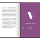 Seite zeigt links Text über Finsternis und Hoffnung, rechts violetter Hintergrund mit großem "V" und Text "Die Frauen bleiben".