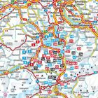 Landkarte der Schweiz mit Städtenamen wie Zürich, Luzern und Interlaken, nummerierte Routen auf roten und blauen Straßen.