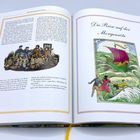 "Die Reise auf der Morgenröte". Zwei Illustrationen: Links mit vier Figuren, rechts ein Schiff auf wilden Wellen.