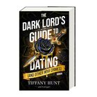Text: "THE DARK LORD'S GUIDE TO DATING (AND OTHER WAR CRIMES) ROMAN" von Tiffany Hunt, Verlag penhaligon.  
Illustration von schwarzer Rose, Schwert und Dornen.