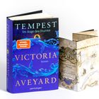 Buchcover mit "TEMPEST Im Auge des Sturms" und "Victoria Aveyard". Daneben eine Karte des "Lyrianischen Meers".