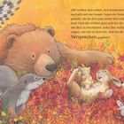 Text über Freude und Schutz, Versprechen betont. Illustration: Ein Bär und verschiedene Tiere in buntem Herbstlaub.