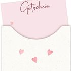 Text „Gutschein für“ auf rosa Hintergrund, drei rosa Herzen auf weißer Umschlagtasche.