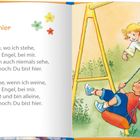 Text: "Du bist hier. Wo ich gehe, wo ich stehe, bist du, lieber Engel, bei mir." Illustration: Kind schaukelt, Engel fliegt nah.