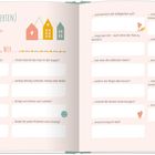 Doppelseite in einem Notizbuch. Links und rechts Fragen wie "Wer ist immer für eine Überraschung gut?" mit freien Feldern.