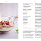 Erdbeer-Mascarpone-Schichtspeise: Rezept mit Zutaten und Zubereitung. Links Dessert in Glasschale mit Erdbeeren und Minze.