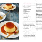 Rezept für Crème Caramel mit Zutaten, Zubereitungsdauer und Tipps. Links drei Teller mit Crème Caramel auf hölzerner Oberfläche.