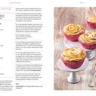 **Apfel-Rosen-Törtchen**: Rezept mit Zutatenliste, Backanleitung, Tipps. Foto von vier Törtchen in rosa Förmchen auf einem weißen Tisch.