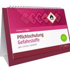 "Pflichtschulung Gefahrstoffe" steht groß auf einem Tischkalender. Oben sind Gefahrensymbole und ein grünes "Online PLUS"-Logo.